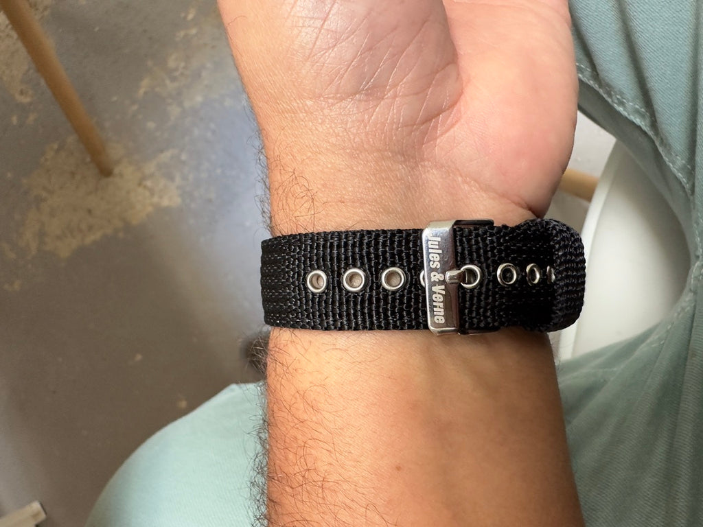 Columbiad : Bracelet Swatch x Omega Noir